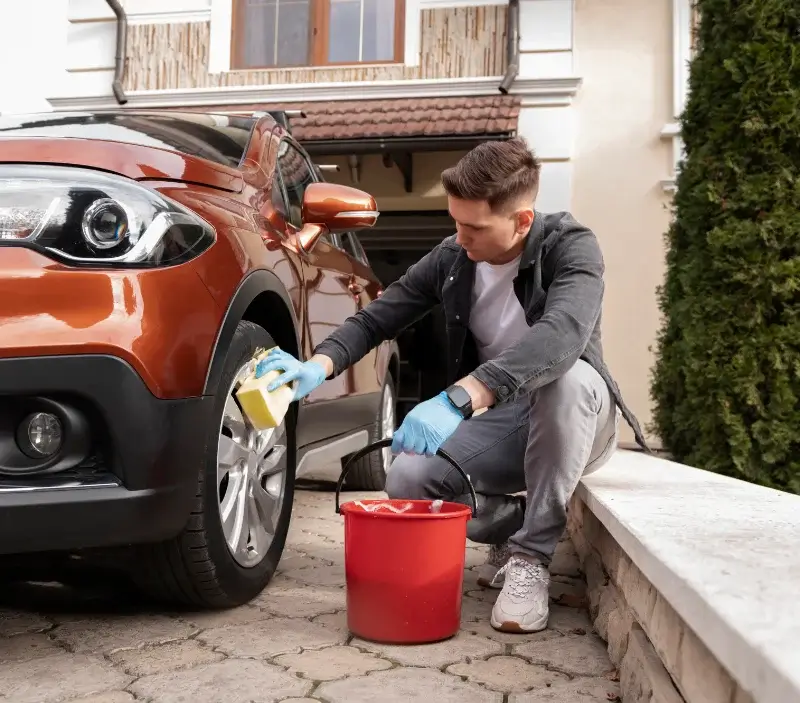 Lavage auto à domicile Remilly Les Marais : professionnel intervenant sur un véhicule